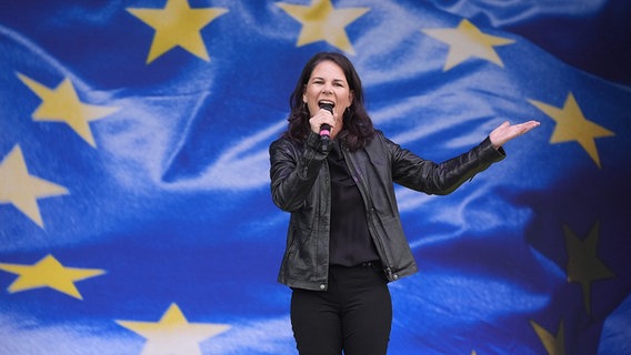 Annalena Baerbock spricht im Rahmen der Europawahlkampf-Tour von Bündnis 90/Die Grünen auf dem St. Pauli Fischmarkt. © picture alliance/dpa Foto: Marcus Brandt