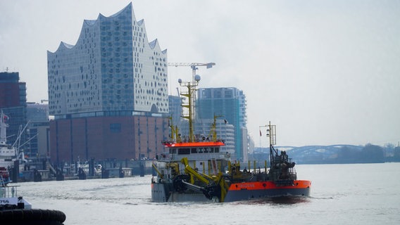 Im Kampf gegen den Elbschlick ist das Baggerschiff "Amazone" im Hamburger Hafen im Einsatz.
Mediennummer PA: 398944240 © picture alliance 