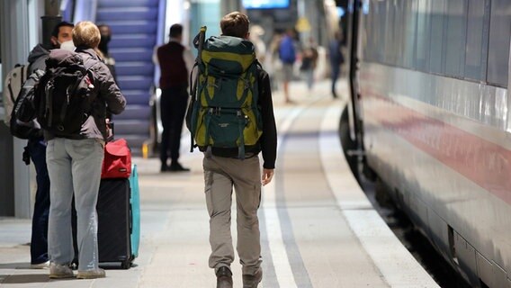 Ein Passagier mit Rucksack läuft einen Bahnsteig am Hamburger Hauptbahnhof entlang. © picture alliance/dpa | Foto: Bodo Marks