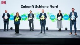 Bernd Althusmann, Maike Schäfer, Bernd Buchholz, Ronald Pofalla, Ines Jesse und Anjes Tjarks stehen nach einer Pressekonferenz zur Gründung des Bündnisses "Zukunft Schiene Nord" zusammen. © dpa Foto: Christophe Gateau