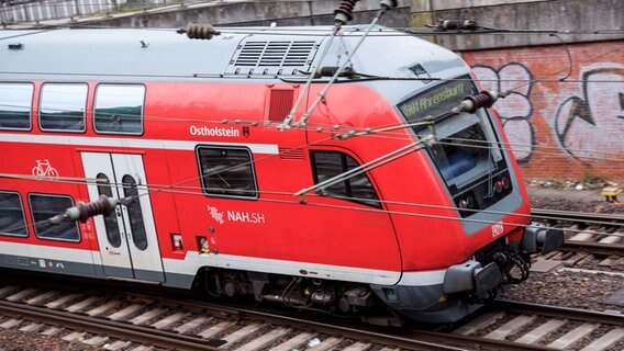 Eine Regionalbahn fährt auf der Strecke zwischen Hamburg und Ahrensburg. Eine Regionalbahn fährt auf der Strecke zwischen Hamburg und Ahrensburg. © picture alliance/dpa | Daniel Bockwoldt Foto: Daniel Bockwoldt