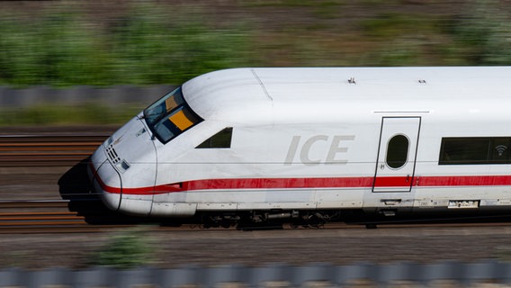 Ein ICE der Deutschen Bahn fährt auf einem Gleis in Hamburg. © picture alliance/dpa Foto: Daniel Reinhardt