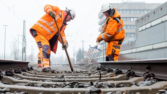 Bahnarbeiter arbeiten auf einer Bahnstrecke in Hamburg. © dpa Foto: Daniel Bockwoldt