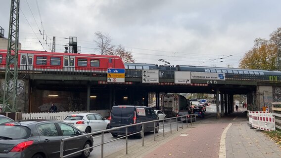Mehrere Autos fahren unter einer Eisenbahnbrücke an der Straße Ferdinandstor in Hamburg durch. © NDR Foto: Karsten Sekund
