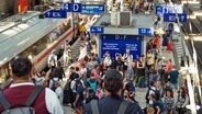 An Bahnsteigen für den Fernverkehr des Hamburger Hauptbahnhofs stehen zahlreiche Fahrgäste. © dpa Foto: Gregor Fischer