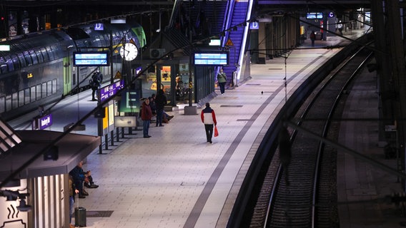 Individual travelers are on a platform in Hamburg Central Station.  © picture alliance / dpa Photo: Bodo Marks
