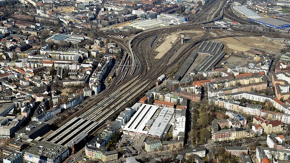 Der Bahnhof in Hamburg-Altona aus der Luft betrachtet. © Matthias Friedel Luftbildfotografie/BSU/dpa Foto: Matthias Friedel Luftbildfotografie/BSU
