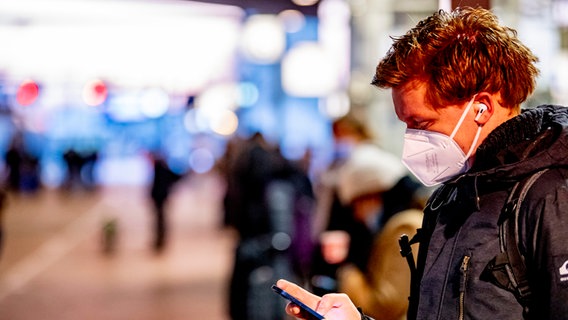 Ein Mann mit einer FFP2-Maske wartet auf einen Zug. © picture alliance / ROBIN UTRECHT Foto: ROBIN UTRECHT