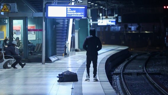 Während eines Bahnstreiks steht eine Person auf einem Bahnsteig im Hamburger Hauptbahnhof. © dpa Foto: Bodo Marks