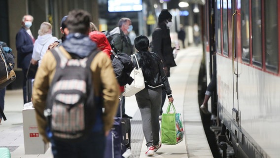 Reisende am Hamburger Hauptbahnhof. © picture alliance/dpa Foto: Bodo Marks