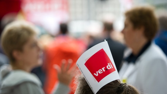 Streikende mit Verdi-Plakat.  Foto: Daniel Naupold
