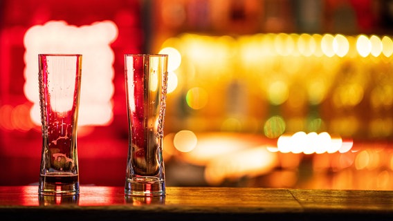Zwei leere Gläser Bier stehen auf dem Tresen einer Bar. (Symbolbild) © picture alliance/dpa | Guido Kirchner Foto: Guido Kirchner