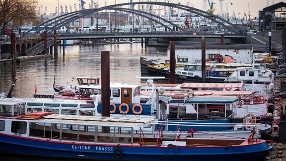 Moored barges in the port of Hamburg. © picture alliance / dpa Photo: Christian Charisius