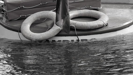 Rettungsringe liegen auf dem Heck einer Barkasse © picture alliance / dpa Foto: Angelika Warmuth