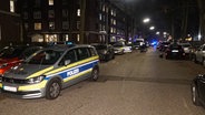Ein Polizeiwagen in der Hamburger Meister-Francke-Straße. Dort wurde eine Frau niedergestochen. © City News TV 
