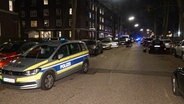 Ein Polizeiwagen in der Hamburger Meister-Francke-Straße. Dort wurde eine Frau niedergestochen. © City News TV 