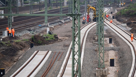 Arbeiter bauen an Schienen und Gleisen. © picture alliance / dpa Foto: Lukas Schulze