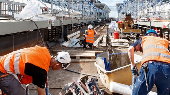 Bauarbeiten auf einem Teilstück der U-Bahn-Linie 3 in der Hamburger Innenstadt: Arbeiter sind im Gleisbereich der Haltestelle Rödingsmarkt tätig. © picture alliance / dpa Foto: Markus Scholz