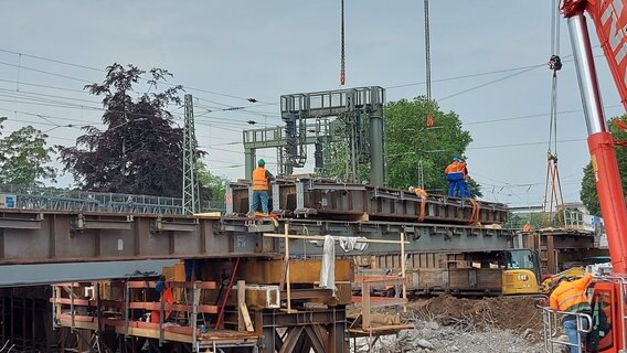 Bauarbeiten an der Zugbrücke am Ferdinandstor. © NDR 