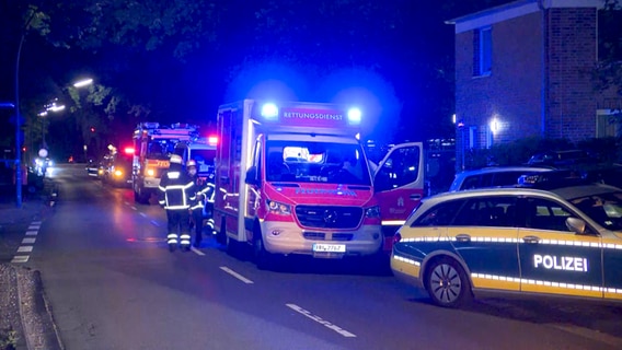Einsatzfahrzeuge der Polzei und Feuerwehr stehen in einer Straße. © TVNewsKontor 