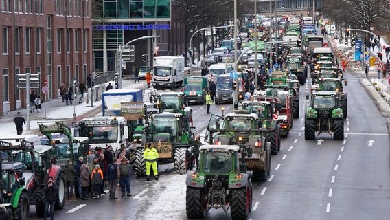 Traktoren stehen nach einer Sternfahrt im Rahmen der Aktionswoche des Bauernverbands in der Hamburger Innenstadt. © picture alliance / dpa Foto: Marcus Brandt