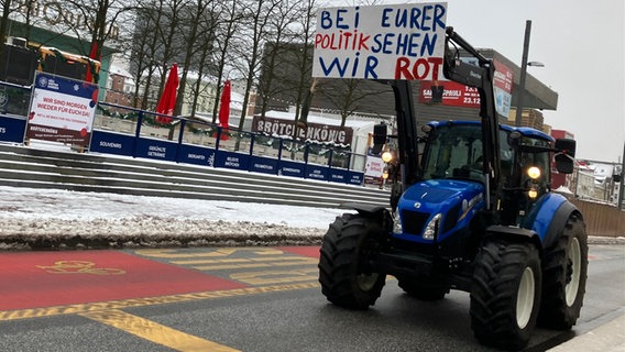 Ein Traktor mit Protestplakat fährt über die Hamburger Reeperbahn. © picture alliance Foto: Rabea Gruber