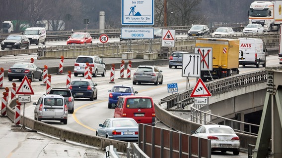 Verkehr fließt auf verschiedenen Fahrbahnen der Autobahn A7 südlich des Elbtunnels. © picture alliance/dpa Foto: Christian Charisius