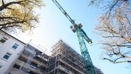 Ein Kran steht auf einer Baustelle in Hamburg. © picture alliance/dpa Foto: Daniel Bockwoldt