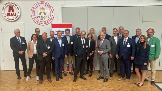 Hamburgs Bürgermeister Peter Tschentscher mit Vertretern der Bauwirtschaft. © NDR Foto: Reinhard Postelt