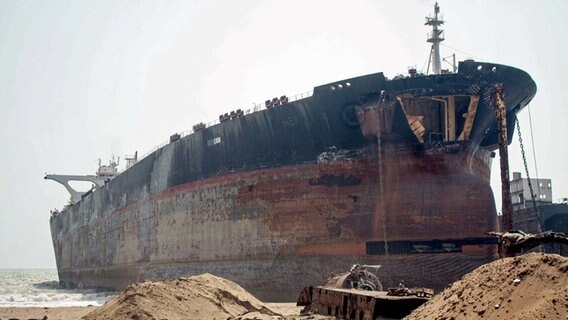 Ein Schiffswrack liegt an einem pakistanischen Strand. © picture alliance / ZUMAPRESS.com Foto: PPI