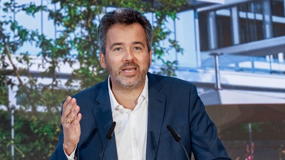Beiersdorf Vorstandsvorsitzender Vincent Warnery spricht zur Eröffnung der neuen Konzernzentrale in Hamburg. Beiersdorf Vorstandsvorsitzender Vincent Warnery spricht zur Eröffnung der neuen Konzernzentrale in Hamburg. © picture alliance / dpa Foto: Markus Scholz