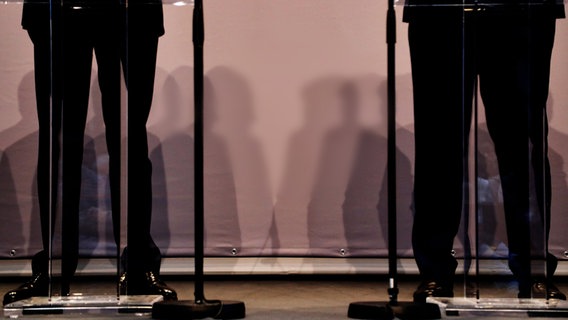 Die Beine und Schatten von zwei Politikern. © picture alliance / dts-Agentur Foto: picture alliance / dts-Agentur