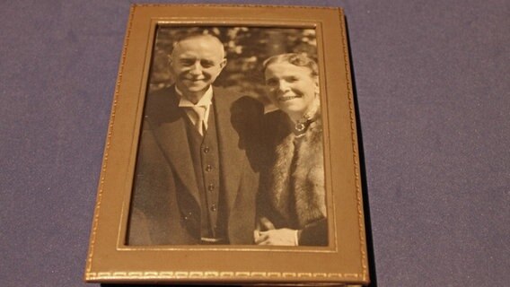 Cornelius Freiherr von Berenberg-Gossler und seine Frau Nadia auf einem alten Foto. © NDR Foto: Daniel Sprenger