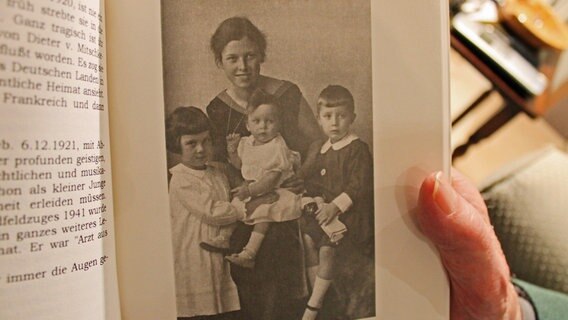 In einem Buch ist ein 1925 aufgenommenes Foto von Dieter von Specht als Baby mit seiner Mutter und seinen Geschwistern zu sehen. © NDR Foto: Daniel Sprenger