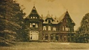 Ein Schwarz-Weiß-Foto zeigt die Villa von Berenberg-Gossler im Niendorfer Gehege. © NDR Foto: Daniel Sprenger