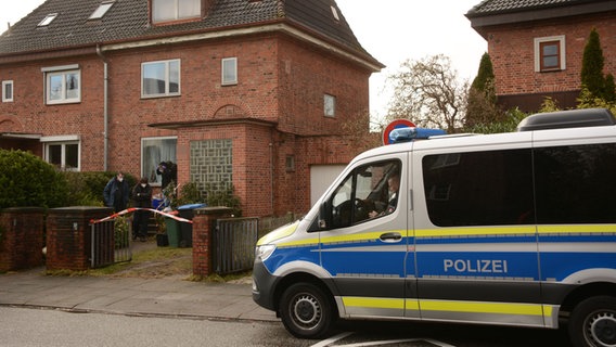 Ein Polizeiwagen steht in Hamburg-Bergedorf vor einem Haus. Es wird wegen Mordes an einer 55-Jährigen ermittelt. © picture alliance / rtn - radio tele nord 