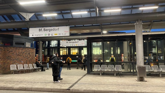 Der Bergedorfer Busbahnhof an einem Wintermorgen. © NDR Foto: Anna Rüter