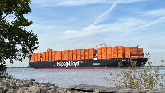 Das Containerschiff "Berlin Express" der Reederei Hapag-Lloyd vom Lühe Anleger aus fotografiert. © Holger Ries Foto: Holger Ries