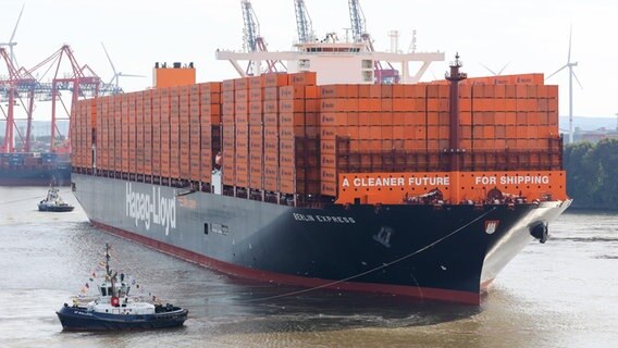 Das Containerschiff "Berlin Express" der Reederei Hapag-Lloyd kommt im Hamburger Hafen an. © Bodo Marks/dpa 