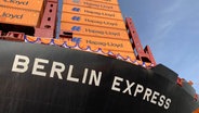 Der Schriftzug "Berlin Express" ist auf dem Frachter der Reederei Hapag-Lloyd zu sehen. Das Schiff wurde in Hamburg getauft. © NDR Foto: Reinhard Postelt