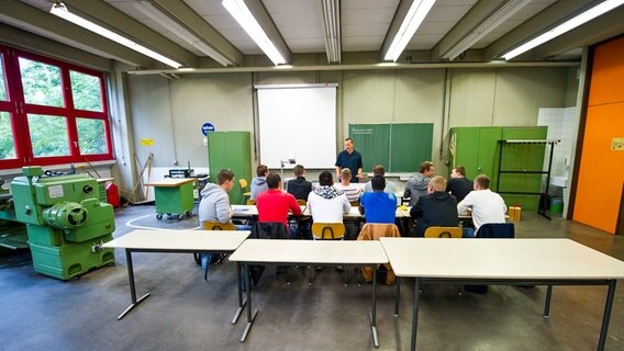 Auszubildende sitzen Klassenraum einer Beruffschulklasse. © dpa Foto: Daniel Bockwoldt
