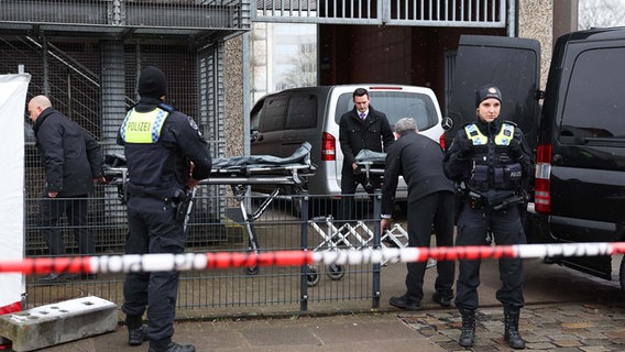 Bestatter bringen Bahren zum Gebäude der Zeugen Jehovas in Hamburg. © picture alliance/dpa Foto: Christian Charisius