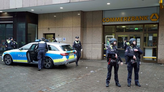 Polizisten stehen vor einer Filiale der Commerzbank im Hamburger Stadtteil Billstedt. Dort wurde ein Geldtransporter überfallen. © picture alliance 