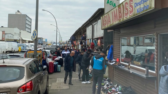 In der Billstraße herrscht nach der Wiedereröffnung nach einem Großbrand viel Betrieb. © NDR Foto: Anna Rüter