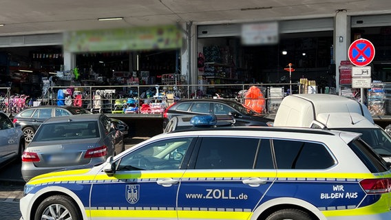 Ein Fahrzeug des Zolls parkt bei einer Großkontrolle in der Billstraße in Hamburg. © NDR Foto: Ingmar Schmidt