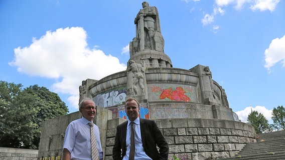 Andy Grote und Gerd Baum (links) vor dem Bismarck-Denkmal in Hamburg. © NDR Foto: Heiko Block