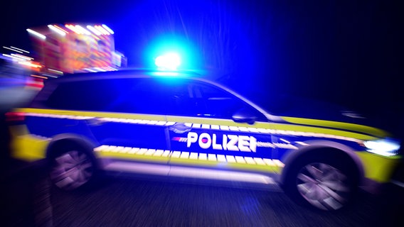 Ein Hamburger Polizeiwagen bei einem nächtlichen Einsatz. Im Hintergrund ein Rettungswagen. © picture alliance/dpa Foto: Daniel Bockwoldt