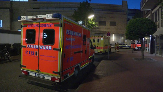 Krankenwagen stehen am Abend in einer Straße im Hamburger Stadtteil Niendorf © TV Newskontor 