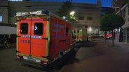 Krankenwagen stehen am Abend in einer Straße im Hamburger Stadtteil Niendorf © TV Newskontor 