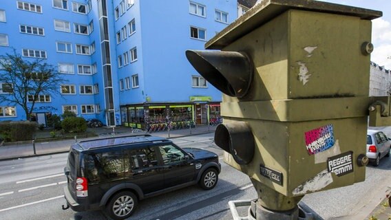 Ein Blitzer an der Hamburger Stresemannstraße. © imago 